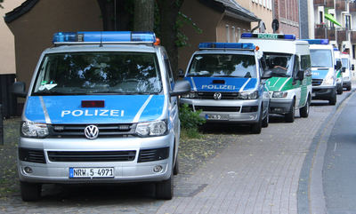 [Foto: Geparkte Polizei-Autos]