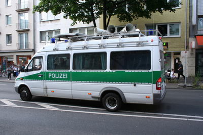 [Foto: Polizei-Lautsprecher-Wagen]