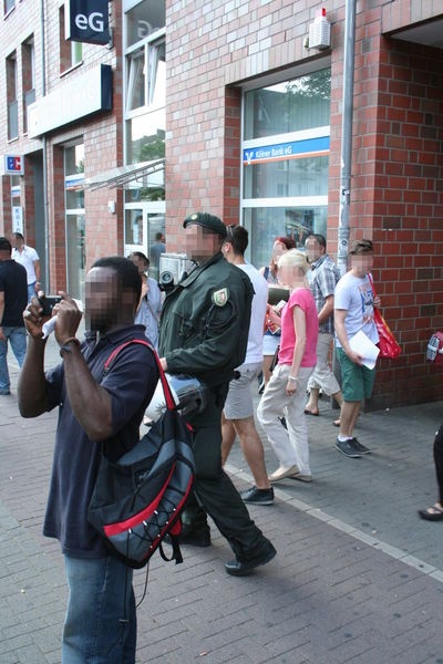 [Foto: Polizist mit Kamera]