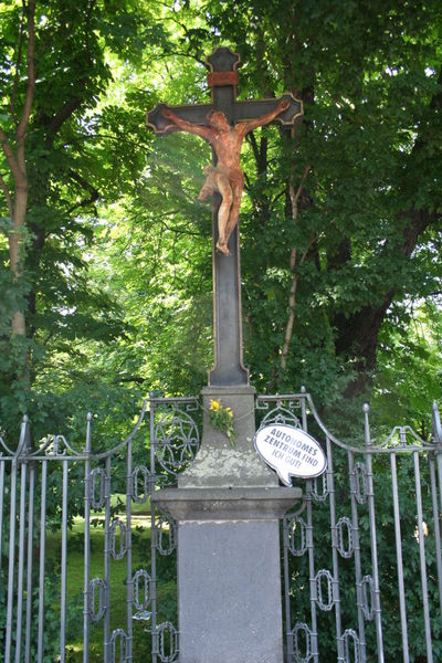 [Foto: Jesus-Statue mit Papp-Spruchblase: 'Autonomes Zentrum finde ich gut!']