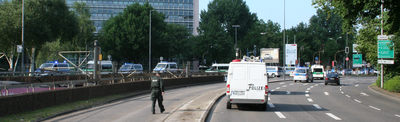 [Foto: Polizei-Autos vor Demo-Zug]