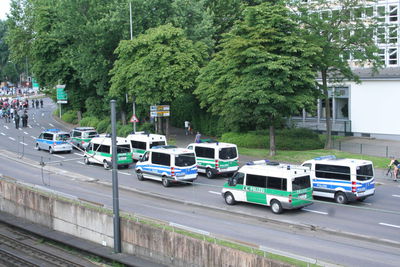 [Foto: Polizei-Autos hinter Demo-Zug]