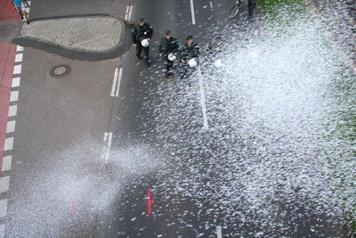 [Foto: Konfetti ber Polizei]