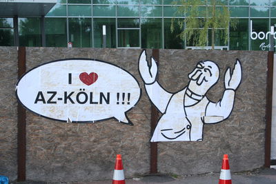 [Foto: 'Dr. Zoidberg'-Pappfigur mit Spruchblase: 'I love AZ-Kln']