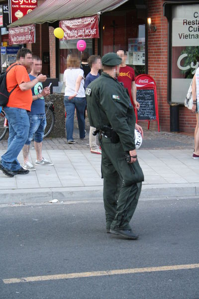 [Foto: Polizist mit Kamera]