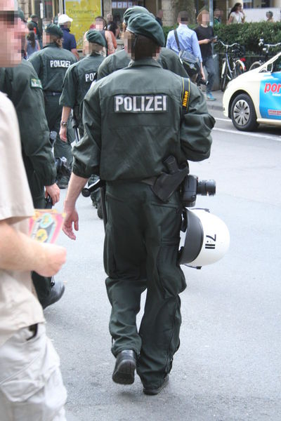 [Foto: Polizist mit Fotoapparat]