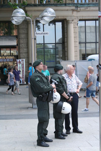 [Foto: Polizisten mit Kameras]