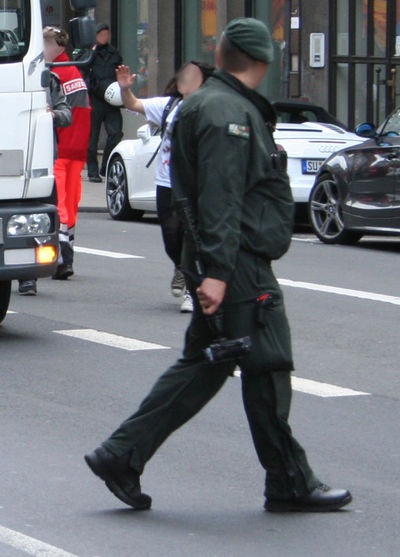 [Foto: Polizist mit Video-Kamera]