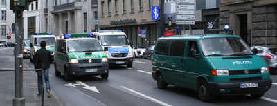 [Foto: 8334-polizei-autos.jpg]