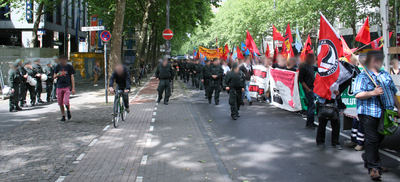 [Foto: 8346-demo-zug-polizei-begleitung.jpg]