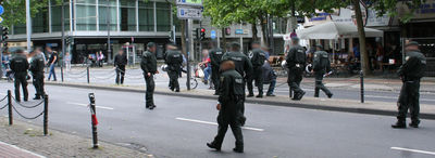 [Foto: 8350-polizisten.jpg]