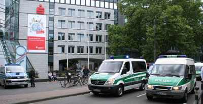 [Foto: 8360-polizei-vor-sparkasse-koeln-bonn.jpg]