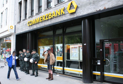 [Foto: 8367-polizei-vor-commerzbank.jpg]