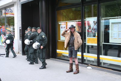 [Foto: 8368-polizei-vor-commerzbank.jpg]