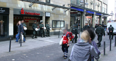 [Foto: 8371-polizei-vor-kreissparkasse.jpg]