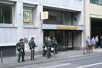 [Foto: 8387-polizei-vor-commerzbank.jpg]