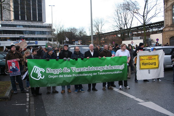 [Foto: Banner am Kopf des stehenden Demo-Zugs]