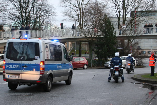 [Foto: Polizei am Beginn der Demo]