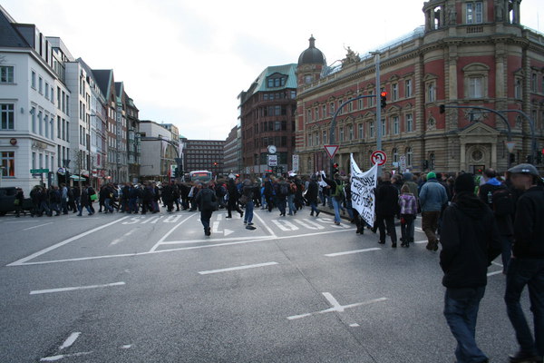 [Foto: Seitenansicht auf Demo-Zug]