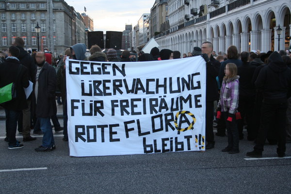 [Foto: Gegen berwachung - Fr Freirume - Rote Flora bleibt]