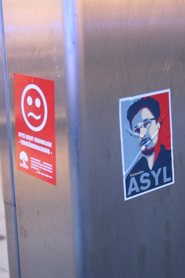 [Foto: 'Asyl fr Snowden' und weiterer Aufkleber]