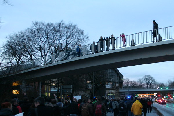 [Foto: Winkende Kinder auf Brcke]