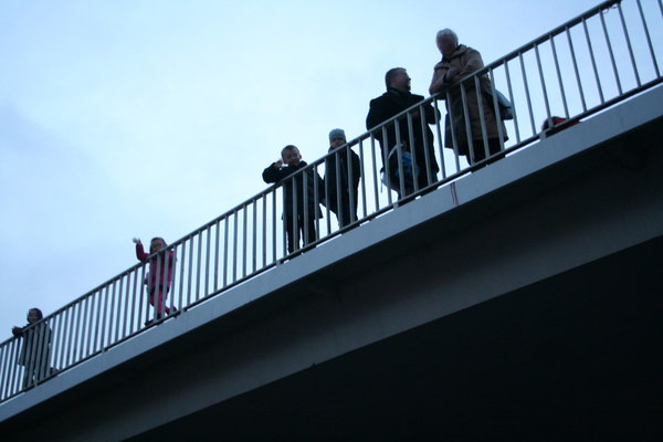 [Foto: Winkende Kinder auf Brcke]