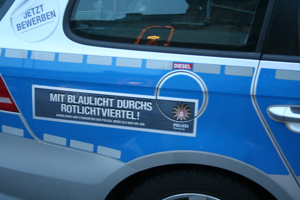 [Foto: Mit Blaulicht durchs Rotlichtviertel!]