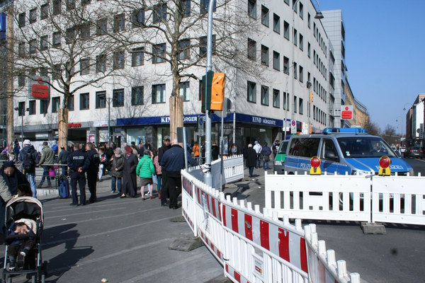 [Foto: Polizei, Versammlungsteilnehmer und Passanten]