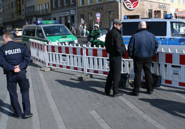 [Foto: Polizist mit Mobiltelefon auf Krad]