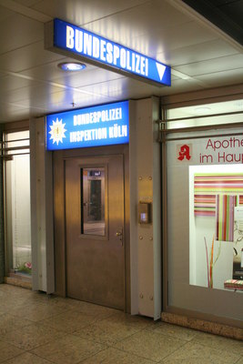 [Foto: Eingang der Bundespolizei-Inspektion im Klner Hauptbahnhof]