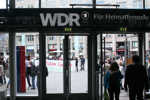 [Foto: Sicht von Bahnhofshalle auf Kundgebung - Ausgang wird eindeutig nicht behindert]