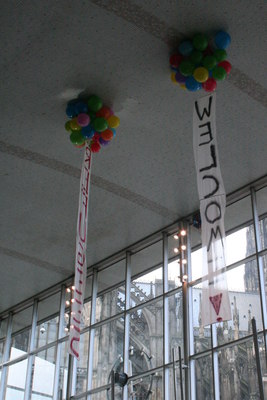 [Foto: Luftballons mit Banner im Klner Hauptbahnhof - Refugees welcome!]