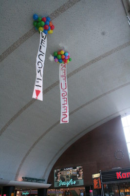 [Foto: Luftballons mit Banner im Klner Hauptbahnhof - Refugees welcome!]