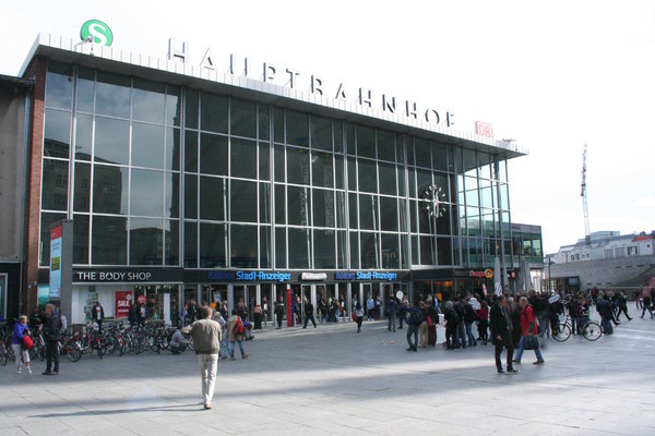 [Foto: Lufballons im Klner Hauptbahnhof - Kundgebung davor]