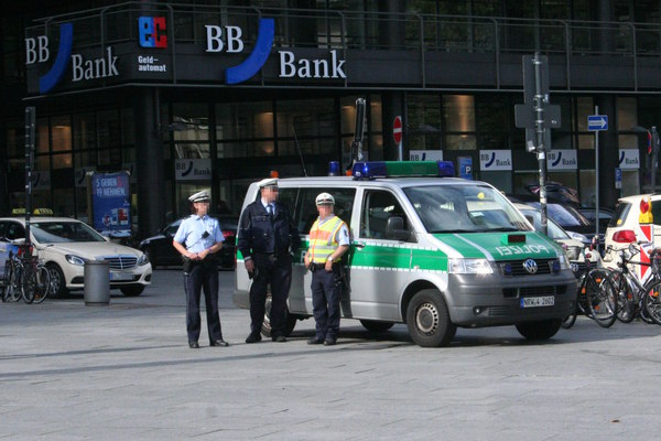 [Foto: Polizei vor Polizei-Bus am Klner Hauptbahnhof]