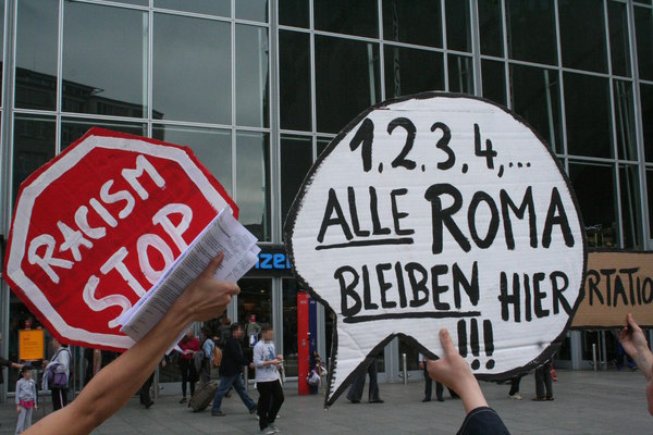 [Foto: 1,2,3,4,... Alle Roma bleiben hier]