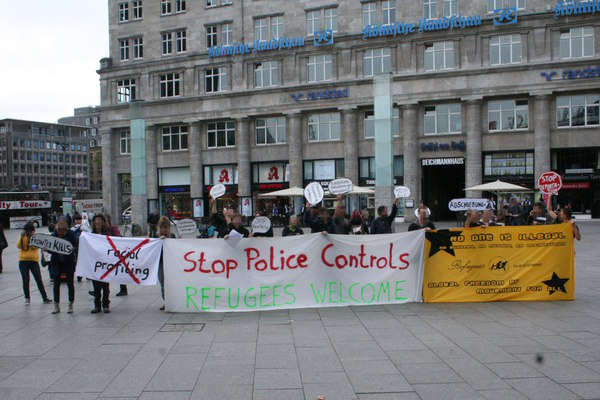 [Foto: Kundgebung gegen Polizei-Operation Mos Maiorum kurz vor Ende]