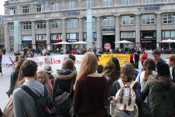 [Foto: Schulklasse vor Kundgebung]