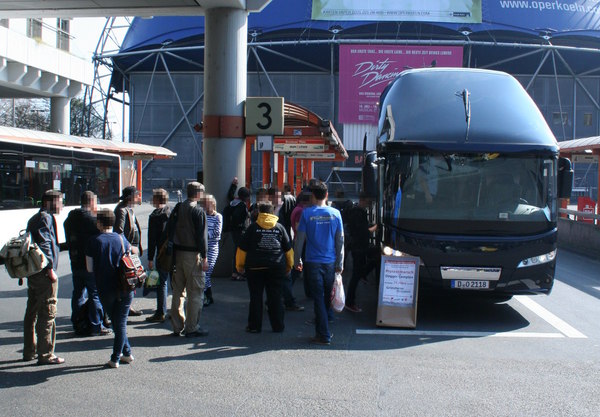 [Foto: Einstieg in Bus am Hauptbahnhof Kln]