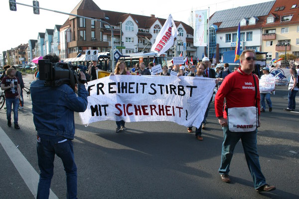 [Foto: Freiheit stirbt mit Sicherheit]