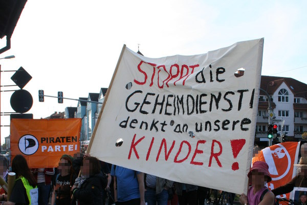 [Foto: Stoppt die Geheimdienste - denkt an unsere Kinder]