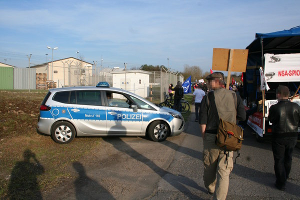 [Foto: Polizei-Wagen am Dagger-Complex]