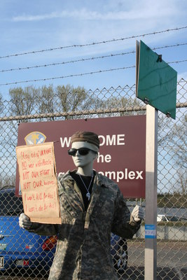 [Foto: U.S. soldier with Snowden whistle in front of the Dagger Complex]