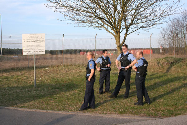 [Foto: Hessische Polizei in Lebensgefahr am Dagger-Complex]