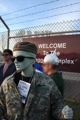 [Foto: U.S.-Soldatin empfiehlt Demonstration gegen Massenberwachung am 12.4. in Kln]
