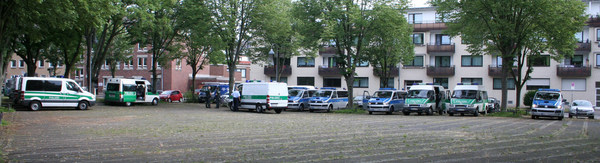 [Foto: Polizei-Busse]