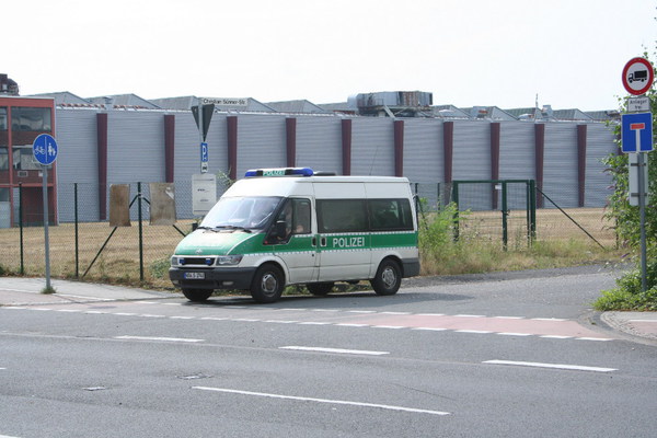 [Foto: Polizei-Wagen vor 'Verfolgung']