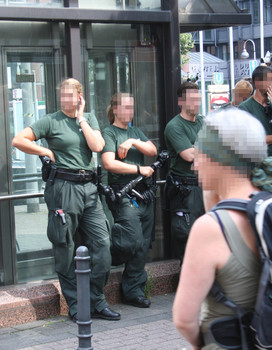 [Foto: Polizistin mit Kamera]