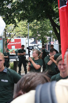 [Foto: Kamera einsatz gegen Gegendemo]